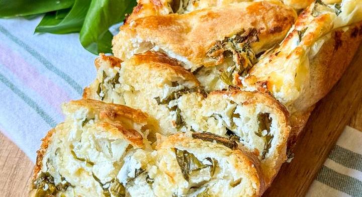 Tavaszi medvehagymás babka: foszlós, illatos kelt tésztából készül