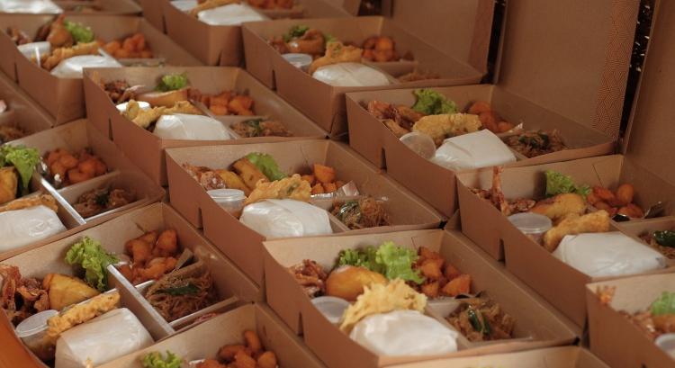 Innovatív csomagolóanyag hódíthatja meg az ételkiszállítást