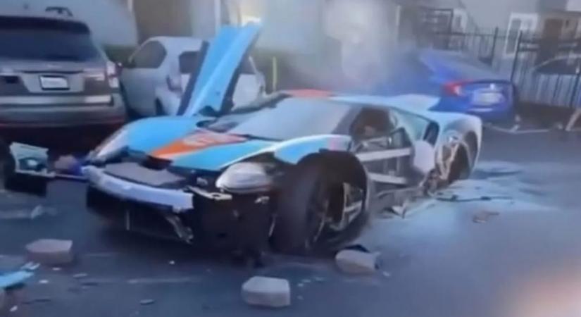 Egy rossz mozdulat, és rommá tört a sok százmillió forintos Ford GT – videó