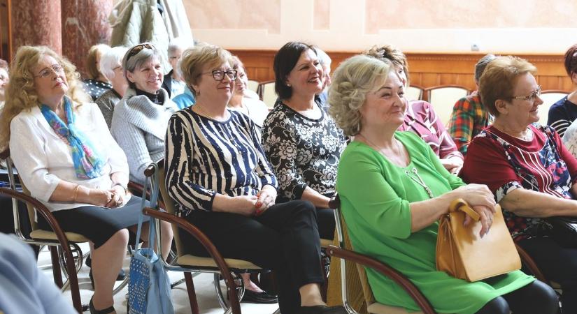 Közös múlt, közös eredmények Nyíregyházán–Nyugdíjas kollégáit köszöntötte a Polgármesteri Hivatal (fotók)