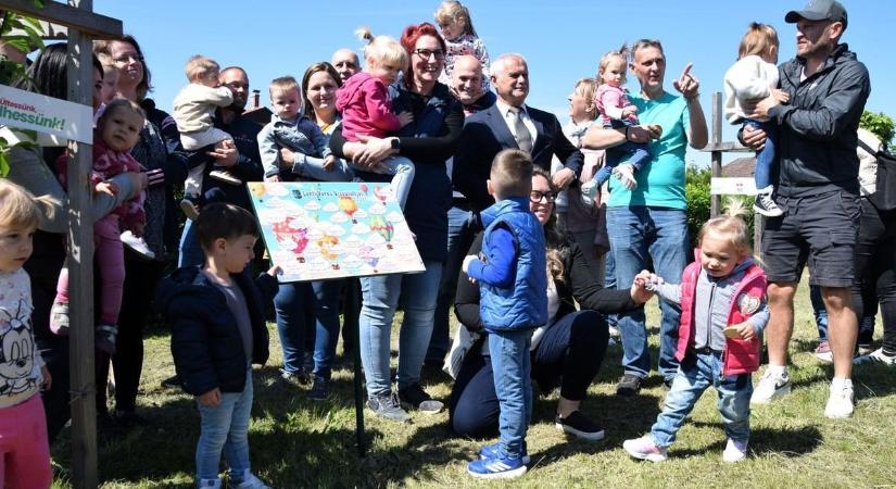 Örök emlék készül - Így kerülhet fel gyermeked neve az emléktáblára