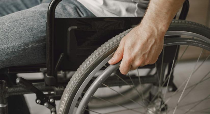 Sokkoló: megvertek és kiraboltak egy kerekesszékest Ausztriában