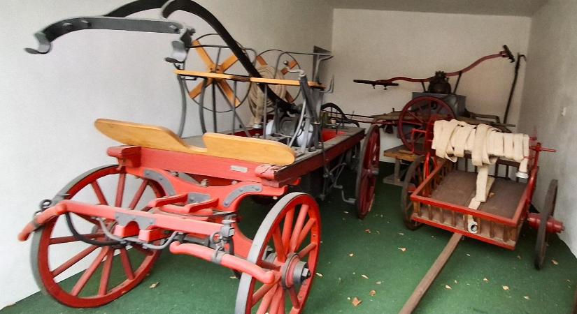 Tisztelgés a régi tűzoltótechnikai eszközök előtt Bakabányán