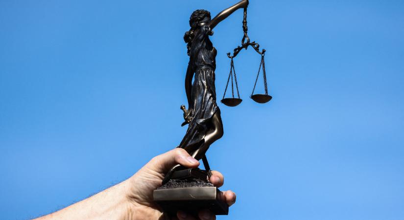 Két évre ítélték a nőt, aki egy pécsi kórházban nekirontott a gyerekorvosnak