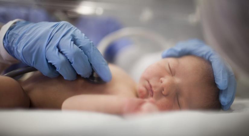 Torkon ragadta, majd ajtóba verte a doktornő fejét egy nagymama, amikor meglátta, hogy barnül van a kéthetes unokája halántéki vénájában