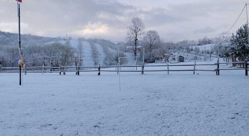 Visszatért a tél: hókotrókat kellett bevetni Kovászna megye határán