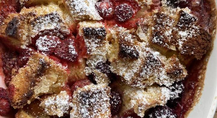 Erdei gyümölcsös kenyérpuding: így használd fel a maradék húsvéti kalácsot