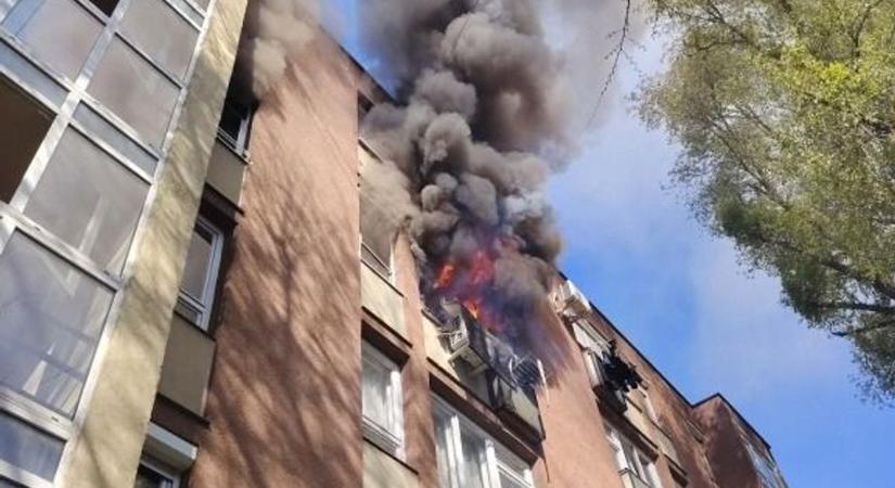 Helyszíni fotókon a tatabányai lakástűz: 15 ember menekült ki a társasházból