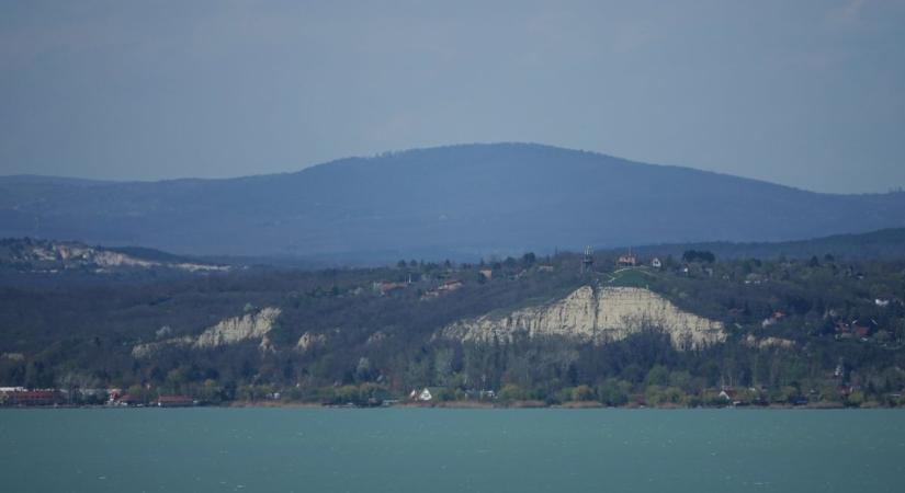 Megállítják a csúszó löszfalat: biztonságosabbá válik a balatoni vasút egyik legveszélyesebb szakasza