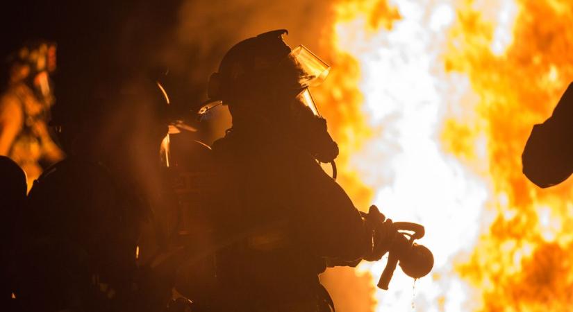 Felcsaptak a lángok Szatymazon: régi motorok váltak a lángok martalékává