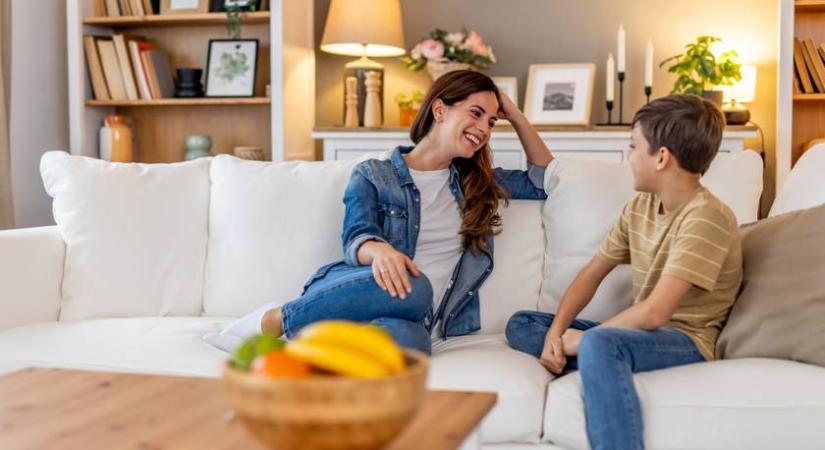 „Anya, a lányok tényleg véreset pisilnek?” Így beszélj a fiadnak a menstruációról