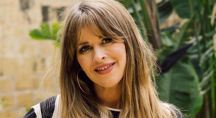 Király Linda először mutatta meg vőlegényét, címlapon pózol Rolanddal