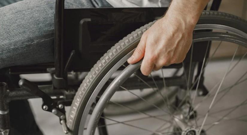 Húsvétkor raboltak ki és vertek meg fényes nappal egy kerekesszékes mozgáskorlátozottat