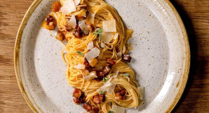 Füstös, kolbászos carbonara: krémes, olaszos ebéd gyorsan