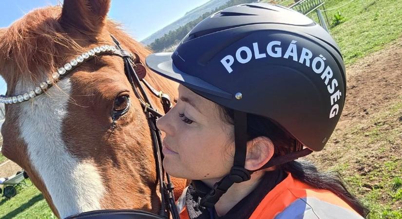 Hét lóval és hat lovassal őrzik a dunaparti település nyugalmát