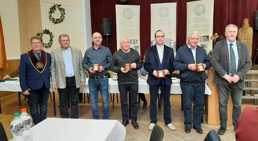 Párhuzamosan két borverseny rendeztek Szentpéteren