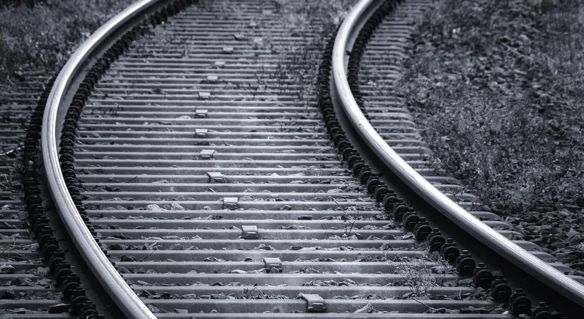 Tragédia: a vonat elé ugrott egy 18 éves fiatal