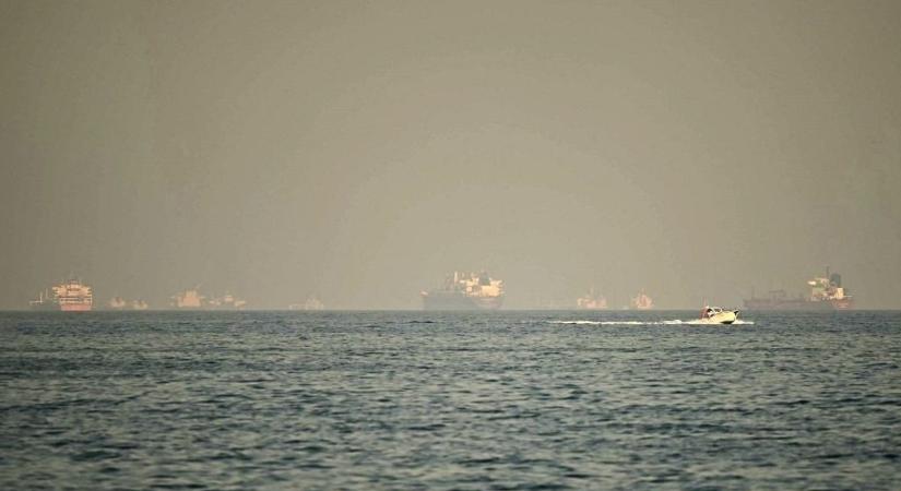 Örömre feszültség: nagy hajók százai várják, hogy kiderüljön, tényleg megnyílik-e a Hormuzi-szoros