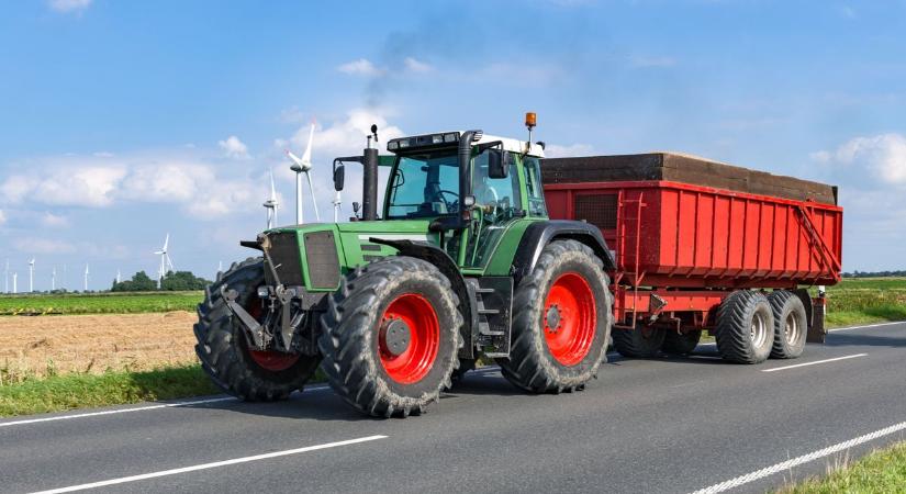 Már zötyögnek a traktorok az utakon, így előzheted meg a baleseteket