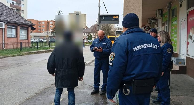 Csak rutinellenőrzés volt, mégis gyanús lett a rosszfiú a buszpályaudvaron
