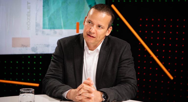 Kettős nyomás alatt a Mi Hazánk – Toroczkai László élőben a kampányfinisről