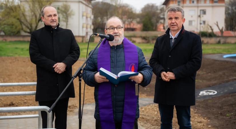 Hadházy Ákos: Szekszárdi és decsi papok kampányolnak nyíltan a Fidesz mellett