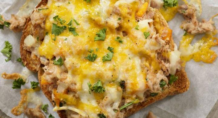 Tonhalkrémes, sajtos melegszendvics: a tökéletes gyors vacsora