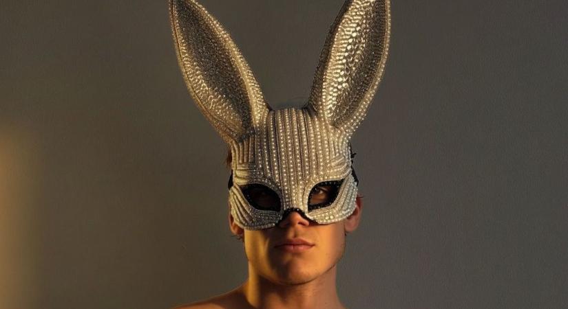 Budavári Fülöp nyuszinak öltözött új modellfotóin