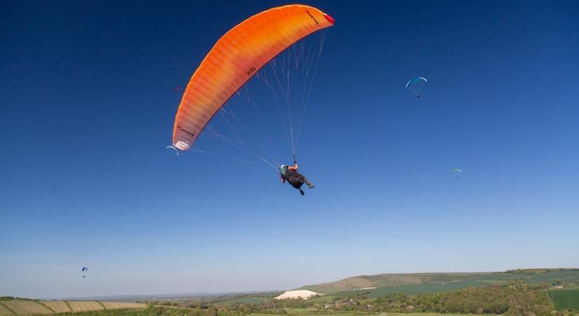 Nem nyílt ki az ejtőernyő egy jótékonysági ugráson, meghalt egy 50 körüli férfi Angliában