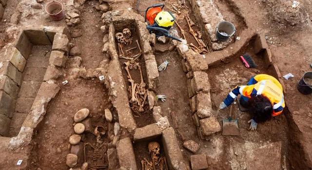 Tömegsírokat rejtett a francia templomrom