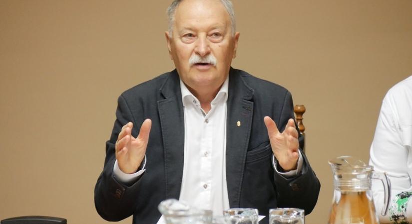 A Sárvárfürdőn történt fal foglalkoztatás ügye miatt összehívja az ellenzék által kezdeményezett rendkívüli testületi ülést a sárvári polgármester