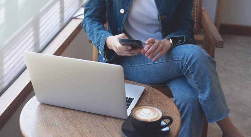 „Tényleg visszerem lesz, ha keresztbe tett lábbal ülök?” – Íme 3 szakértő egyértelmű válasza