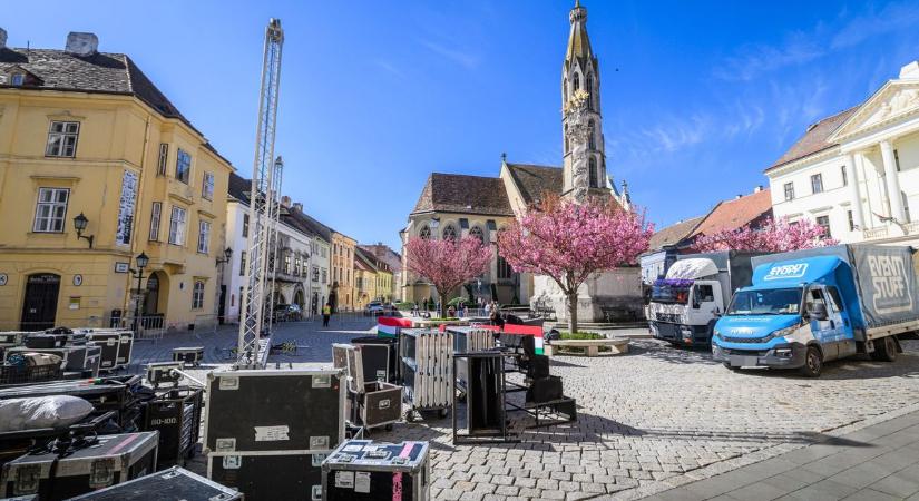 Országjáró nagygyűlés Sopronban: Orbán Viktor a Fő térre érkezik - fotók