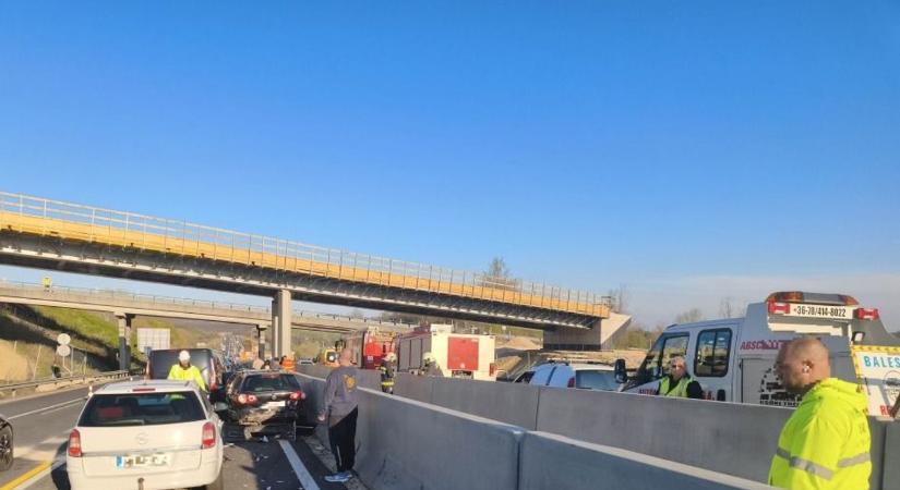 Helyszíni képeken az M1-es négyes baleset: csak roncsok maradtak az autókból