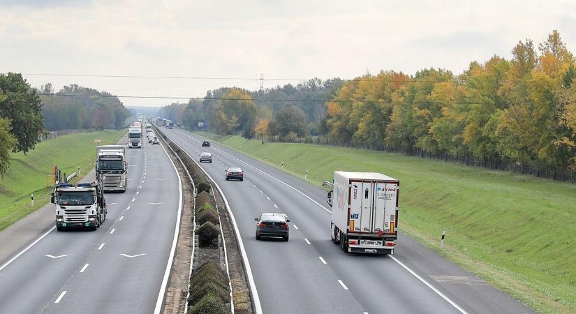 Megint bedugult az M1-es autópálya, több kilométeres a kocsisor