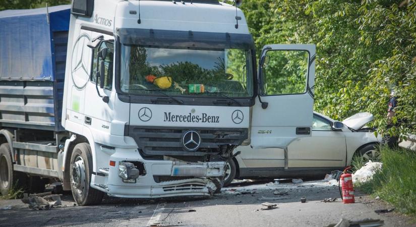 Újabb szörnyű baleset, ezúttal az M6-osnál: kamion és személyautó ütközött – útzár van érvényben