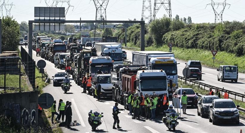 Kezdődik: tüntetés tört ki Franciaországban a magas üzemanyagárak miatt, áll a bál az utakon
