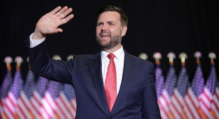 Írt egy bestsellert, és Donald Trumpot kritizálta, majd az Egyesült Államok alelnöke lett