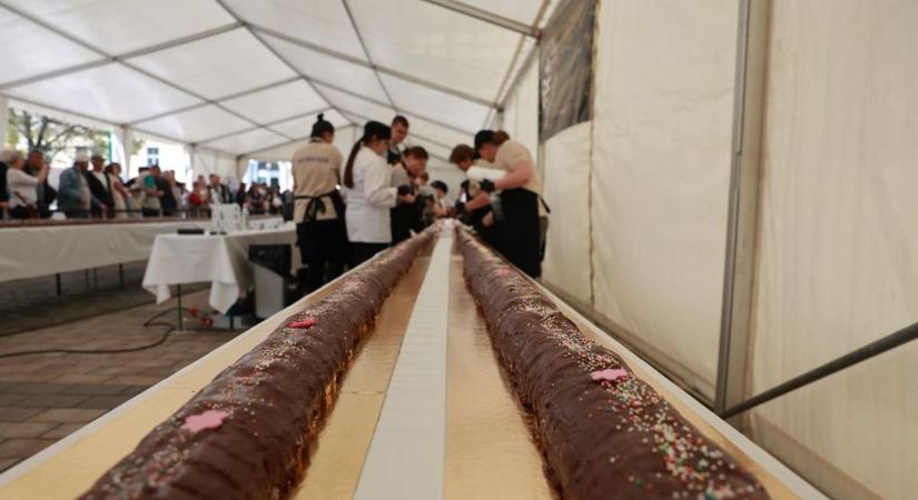 Új magyar rekord Szekszárdon: elkészült az ország leghosszabb méteres kalácsa (videó)