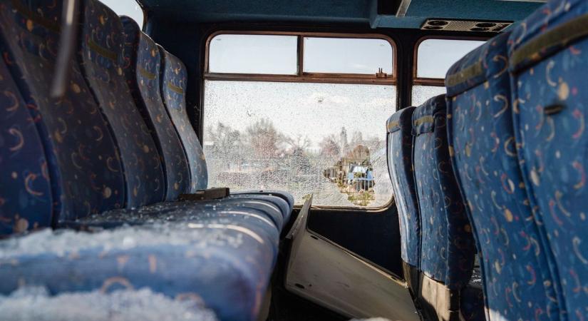 Egy részeg sofőr utasokkal teli buszba rohant – majd elmenekült