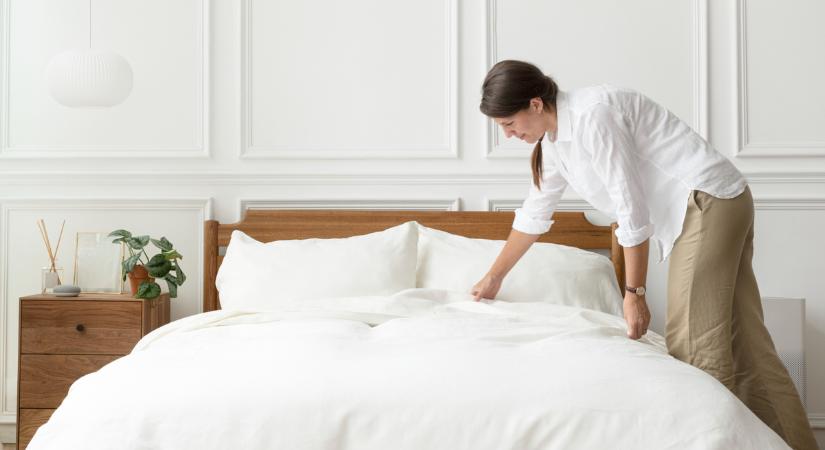 Egy mikrobiológus árulta el a titkot: ez lehet a következménye annak, ha nem mosod ki elég gyakran az ágyneműt