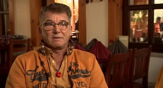 Majdnem lebénult gyerekként – így lett Delhusa Gjon védjegye a szemüvege