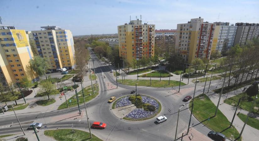 Hajmeresztő manőver Szegeden: az elsőbbségadás gondolata sem merült fel a vakmerő autósban (videó)