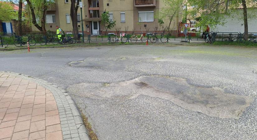 Nyaktörő mutatvány lett a gyaloglás a pályaudvaron