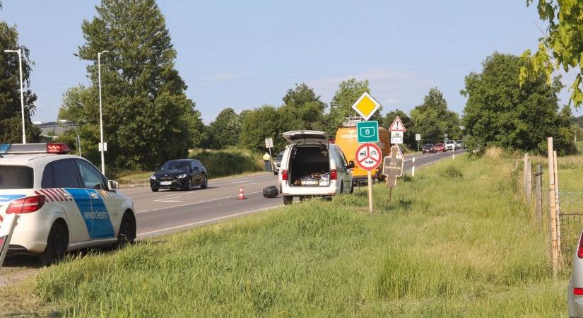 Ez őrület, már megint a 6-os út: két személyautó ütközött