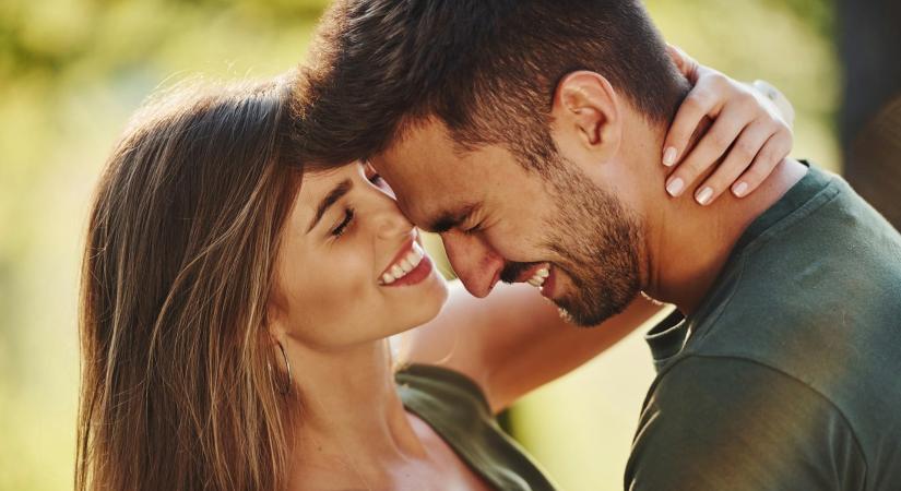 A mély érzelmi kötődés nem a hálószobában kezdődik, de hatással van rá – 7 pszichológiai trükk a megteremtésére