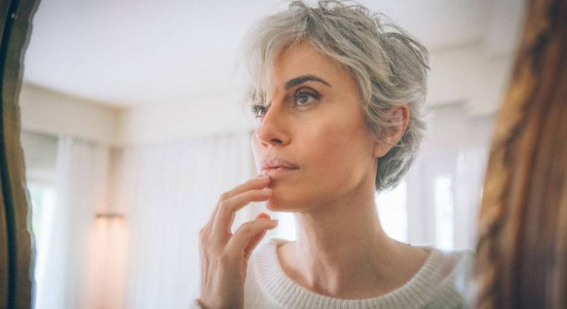 Tavaszi divatszínek őszülő hajhoz: fiatalítják és ragyogóvá teszik a megjelenést