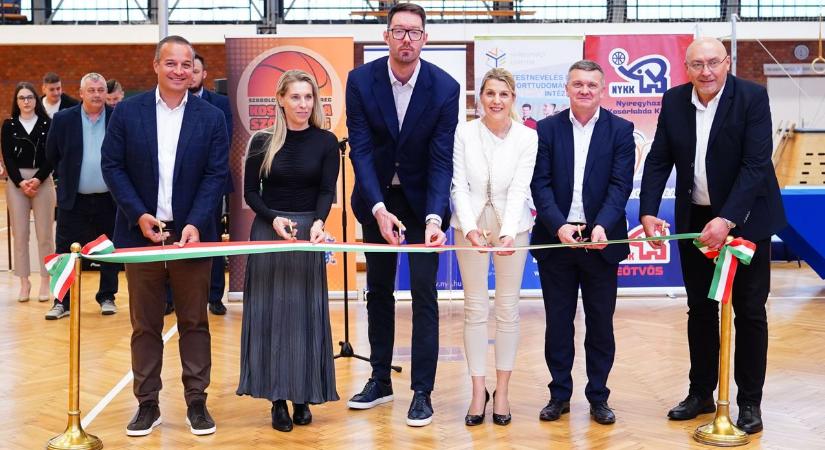 Sport, innováció, hagyomány – átadták a modernizált egyetemi csarnokot