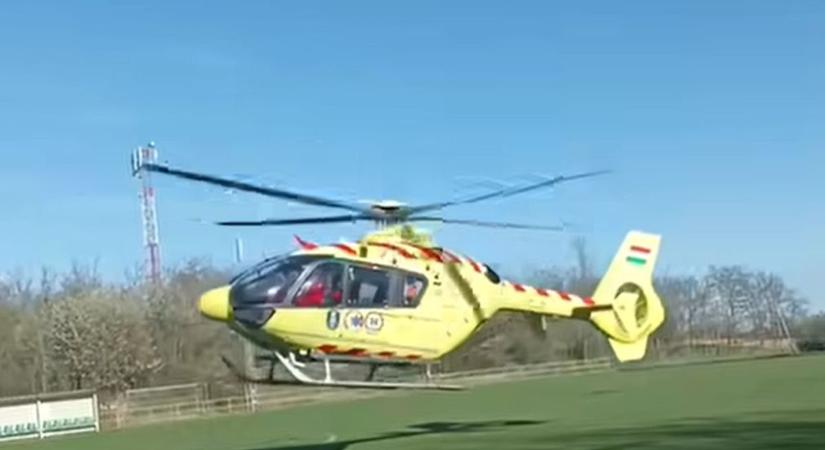 Mentőhelikopter szállt le a futballpályán Tápon - videón a látványos akció