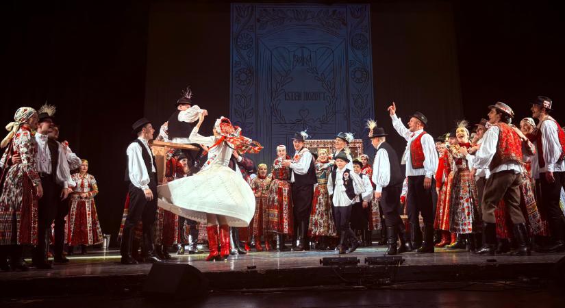 Hej, de pompás örökség! – A Mérai Cifra Néptáncegyüttes bemutatta egész estés produkcióját (VIDEÓ)